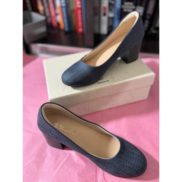 NIB Benassal Women's Navy Closed Toe Loafer Pump Shoe 6.5 - Picture 4 of 9